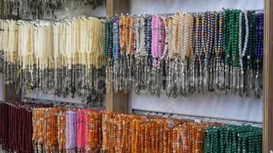来自各种天然石头的多色珠子挂在伊斯坦布尔的珠宝店里。 五颜六色的珠子项链时尚